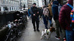 バラマーケット付近で活動する警察官と警察犬