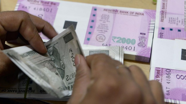 インドで過去１年の間に賄賂を支払った経験がある国民は少なくとも２人に１人の割合になるとの報告書が明らかになった/INDRANIL MUKHERJEE/AFP/AFP via Getty Images