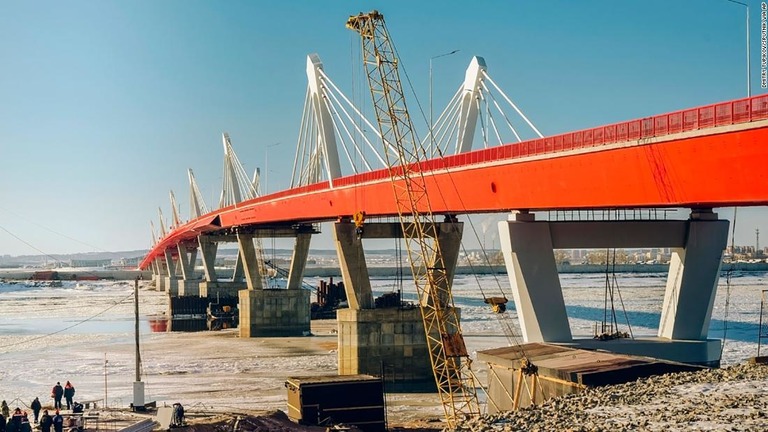 ロシアのブラゴベシチェンスク市と中国の黒河市を結ぶ橋が完成した/Dmitry Tupikov/Sputnik via AP