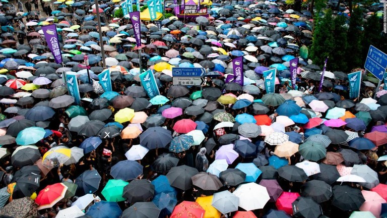 「逃亡犯条例」の改正をめぐる反対から始まった抗議デモが香港で続いている/ Joshua Berlinger/CNN