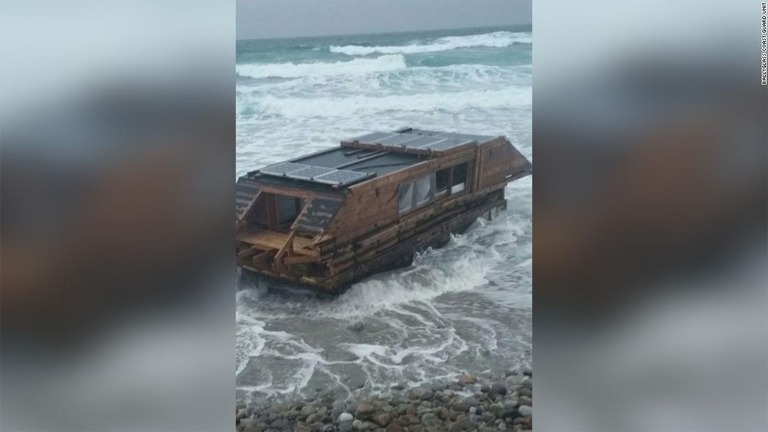 ソーラーパネル付きの移動住宅型木造船がカナダからアイルランドに流れ着いていた/Ballyglass Coast Guard Unit