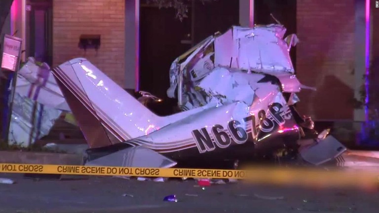 緊急着陸に失敗した小型機が、米テキサス州サンアントニオの街路に墜落した/KSAT
