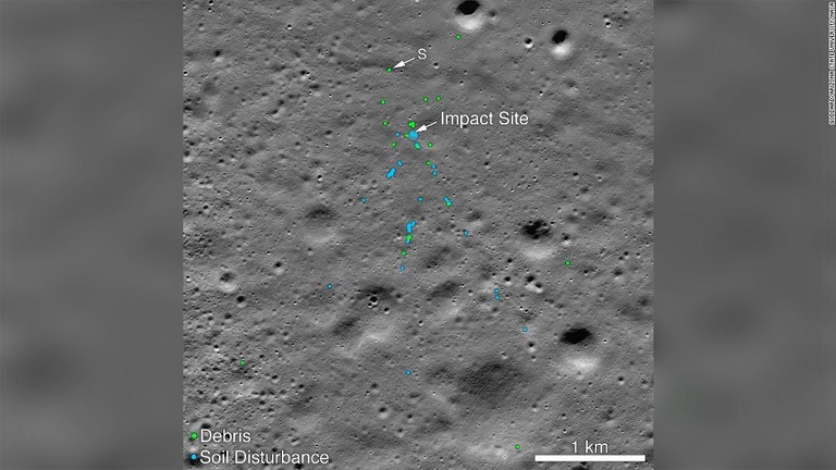 衝突した場所の周囲で、機体の破片や月表面の「ちり」の乱れが確認された/Goddard/Arizona State University/NASA