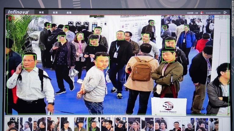 顔認識技術を搭載したＡＩカメラが捉えた展示会来場者の様子＝２０１８年１０月２４日、北京/NICOLAS ASFOURI/AFP/AFP via Getty Images