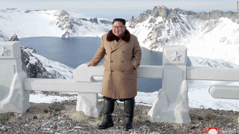中国国境の白頭山を訪れた北朝鮮の金正恩（キムジョンウン）朝鮮労働党委員長/STR/KCNA via KNS/AFP