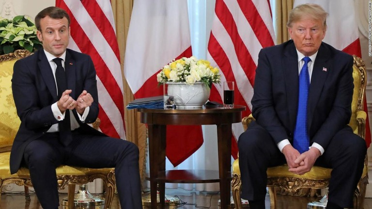 マクロン仏大統領（左）とトランプ米大統領（右）＝３日、ロンドンの駐英米国大使公邸/LUDOVIC MARIN/AFP/AFP via Getty Images