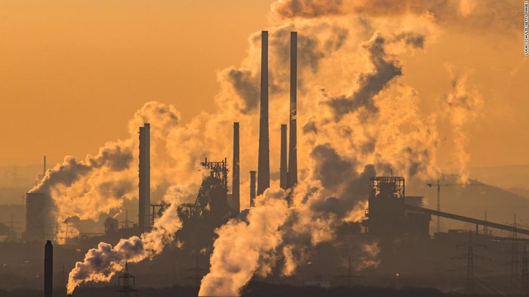 今年の世界の二酸化炭素排出量が観測史上最高を記録することがわかった/Lukas Schulze/Getty Images