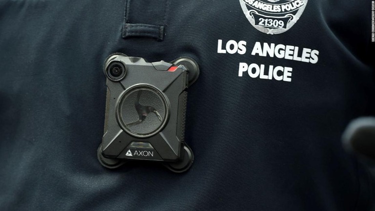 警官が装着するカメラに女性の遺体を愛撫する映像が記録されていた/Robyn Beck/AFP/Getty Images