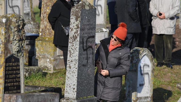 落書きされた墓を見る人＝４日、フランス東部ストラスブール/PATRICK HERTZOG/AFP/AFP via Getty Images