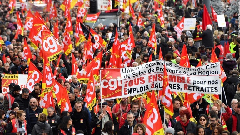 フランス全土で、年金制度改革に抗議するデモやストライキが行われている/CLEMENT MAHOUDEAU/AFP via Getty Images