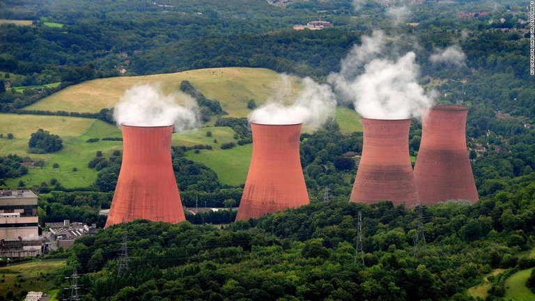 アイアンブリッジにある発電所の４つの冷却塔。稼働当時の写真＝２００８年８月２７日/Rui Vieira/PA Images via Getty Images