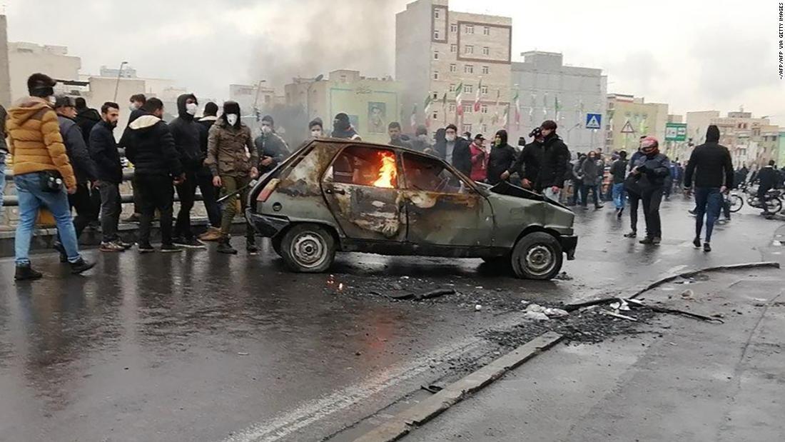 首都テヘランでのガソリン値上げの抗議デモでは車両に火がつけられた＝１１月１６日/-/AFP/AFP via Getty Images
