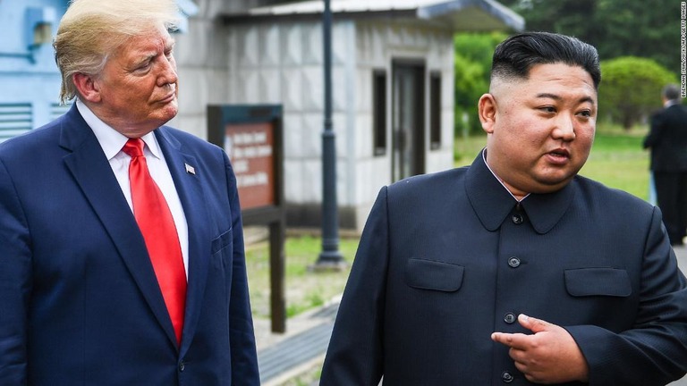 非武装地帯（ＤＭＺ）で会談するトランプ大統領（左）と金正恩委員長。北朝鮮の国連大使は、交渉のテーブルから非核化は消えたとの認識を示した/Brendan Smialowski/AFP/Getty Images