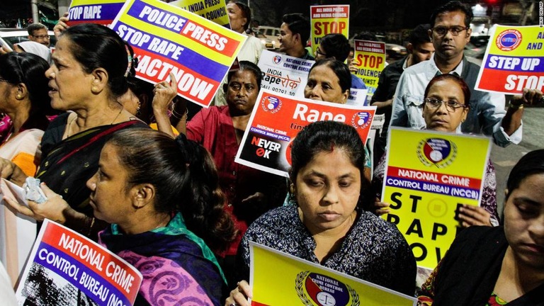 レイプ被害をめぐり抗議する人々。インドでは少女や女性に対する性的暴行事件が多発して社会問題となっている/Bikas Das/AP