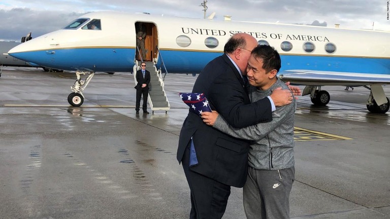 在スイス米大使館が投稿した写真。大使が解放されたシーユエ・ワン氏を出迎え、米国旗を手渡したという/from Twitter