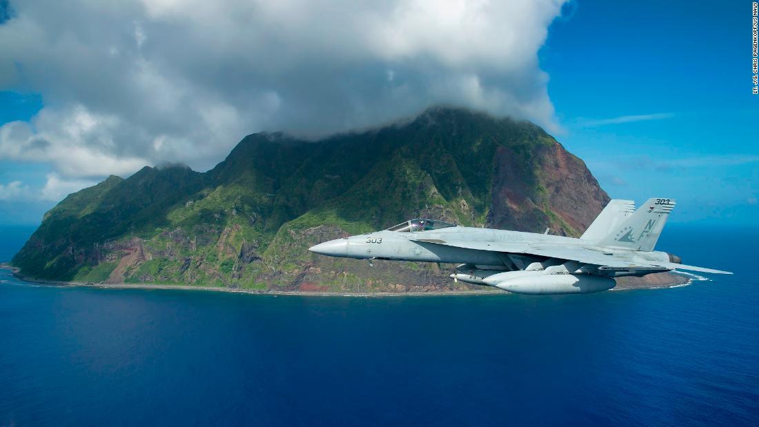 硫黄島付近を飛ぶ米海軍の戦闘機「Ｆ／Ａ１８Ｅ」＝２０１６年/Lt. j.g. Chris Pagenkopf/US Navy