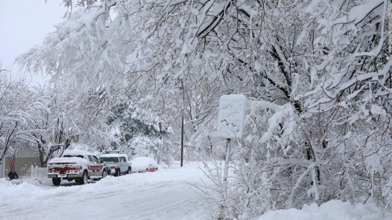 米アリゾナ州フラッグスタッフは先月末に大雪に見舞われていた/Cody Bashore/Arizona Daily Sun/AP