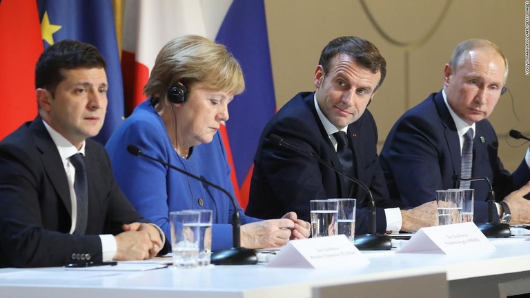 記者会見を行う、左からウクライナのゼレンスキー大統領、ドイツのメルケル首相、フランスのマクロン大統領、ロシアのプーチン大統領＝９日、パリのエリゼ宮/Ludovic Marin/Pool/AFP/Getty Images
