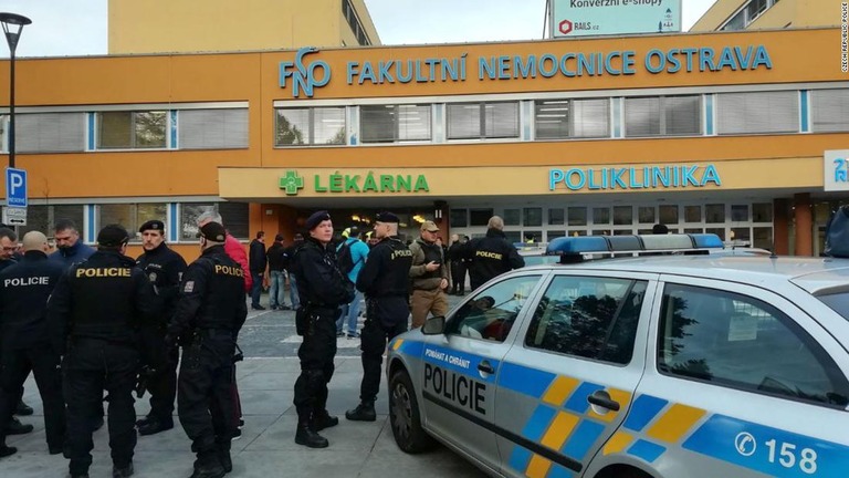銃撃の発生した病院に派遣された警官/Czech Republic Police