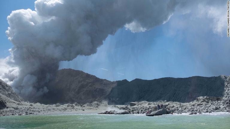 海から見た噴火の様子/Michael Schade/@sch/Twitter