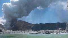 海から見た噴火の様子