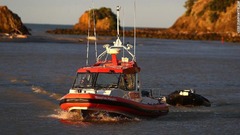 ファカタネ付近に到着した沿岸警備隊の救助船