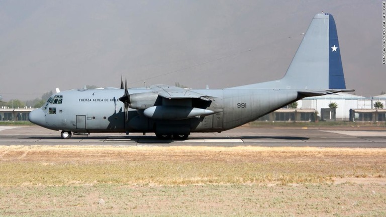 南極に向かっていたチリ空軍の輸送機が消息を絶った/Fabrizio Gandolfo/SOPA Images/Getty Images
