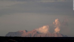 プレンティ―湾の海岸線から見た噴火の様子