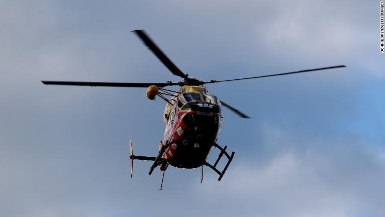 救助ヘリがファカタネ空港に到着する様子/John Boren/Getty Images