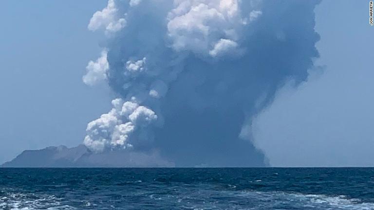 ジョン・アリエッタさんが捉えた噴煙の写真。アリエッタさんは噴火のわずか１時間前にホワイト島を離れたという/Jon Arrieta