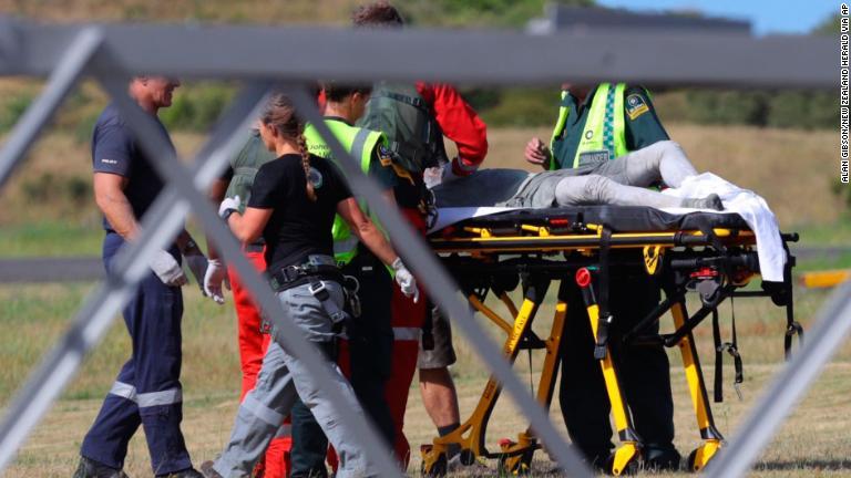 救急隊が負傷者の手当てをする様子/Alan Gibson/New Zealand Herald via AP
