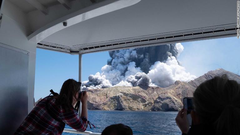 島を訪れていた男性が噴火直後にボートから撮影した写真/Michael Schade/@sch/Twitter