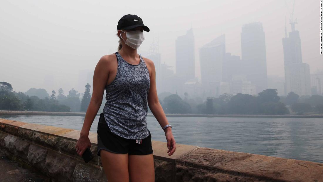 山火事による大気汚染の悪化で健康被害への懸念も出ている/Brendon Thorne/Bloomberg via Getty Images