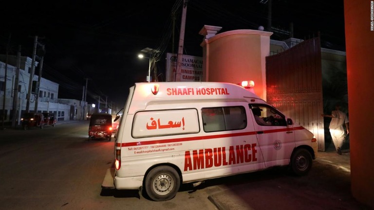 負傷者を搬送する救急車両。大統領府などに近いホテルが襲撃を受けた＝１０日、ソマリア首都モガディシオ/Feilsal Omar/Reuters