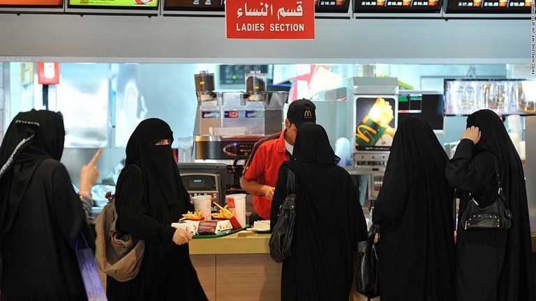 サウジアラビアが飲食店での男女別々の入り口を廃止する/FAYEZ NURELDINE/AFP via Getty Images