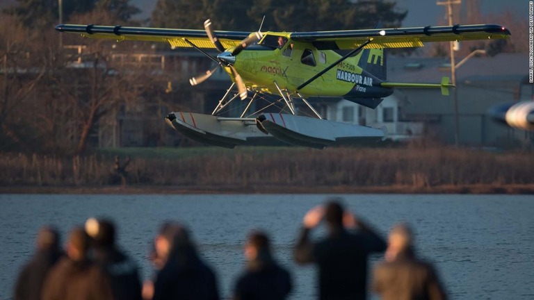 「完全電動」による商用機の初フライトが成功した/Darryl Dyck/Bloomberg via Getty Images