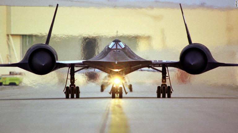 「ブラックバード」はさまざまな記録を保持している。１９９０年には西海岸のロサンゼルスから東海岸のワシントンまで６７分で飛行した/NASA
