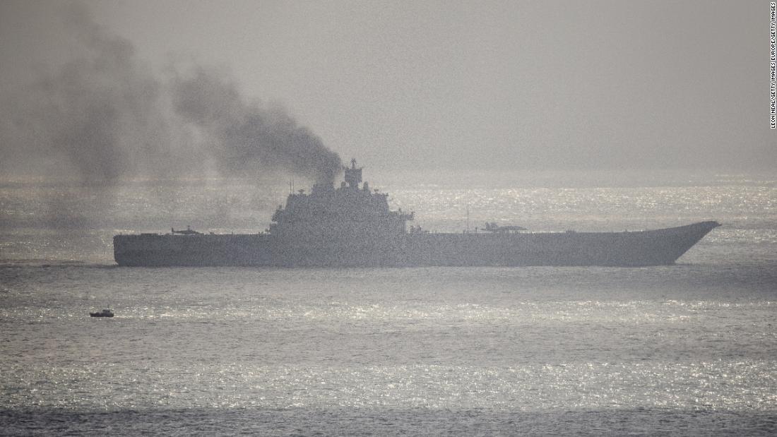 地中海への航行で英国海峡を通り抜ける空母「アドミラル・クズネツォフ」=2016年10月/Leon Neal/Getty Images Europe/Getty Images