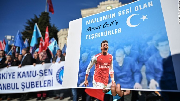トルコで行われたデモでは、ウイグル族を支持する人がエジル選手への感謝を示すプラカードを掲げた＝１４日、イスタンブール/OZAN KOSE/AFP/AFP via Getty Images