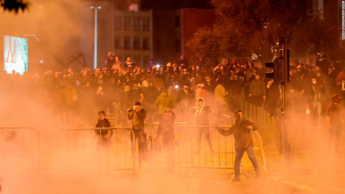 機動隊に投石するデモ隊＝１４日夜/Anwar Amro/AFP/Getty Images