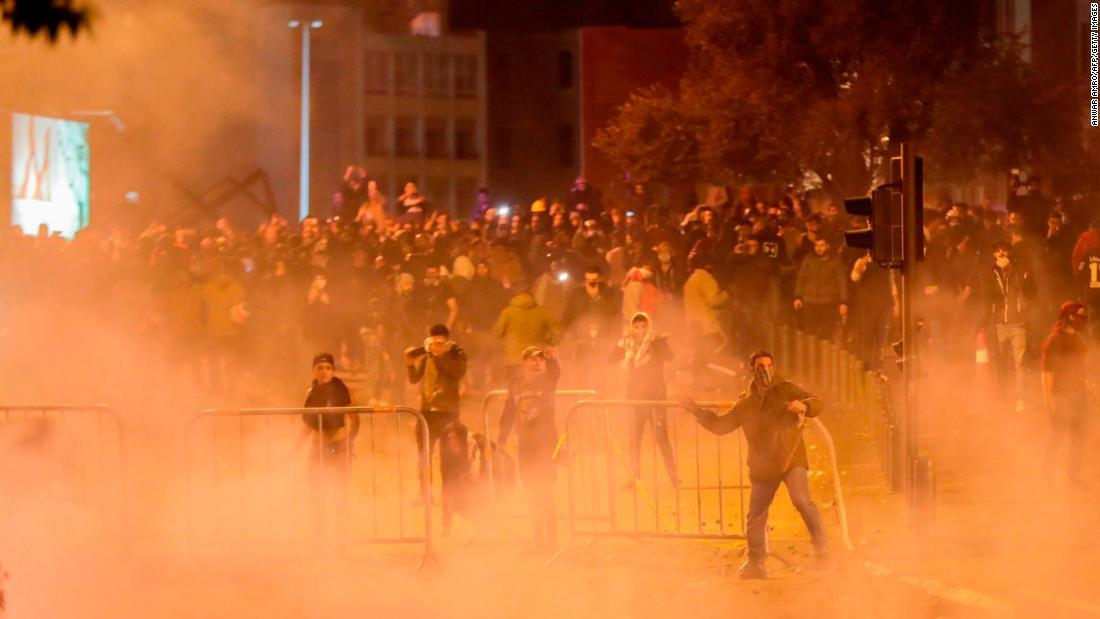 機動隊に投石するデモ隊=14日夜/Anwar Amro/AFP/Getty Images