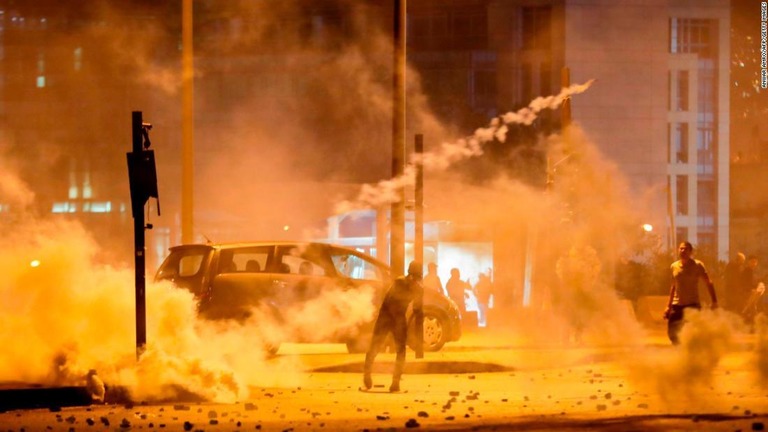 デモ隊が機動隊と衝突する様子＝1４日、ベイルート/Anwar Amro/AFP/Getty Images