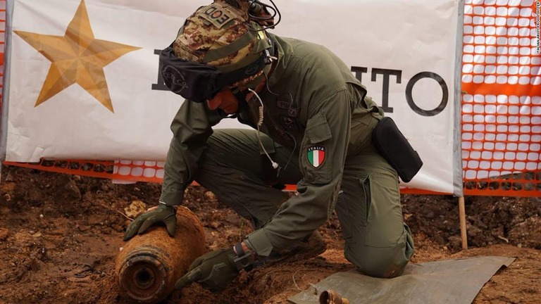 イタリア軍の専門家が撤去作業に当たった/Italian Army from Twitter