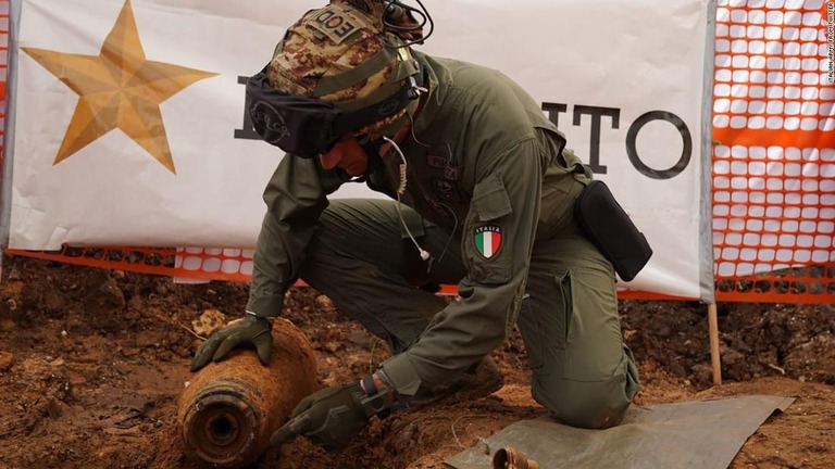 イタリア軍の専門家が撤去作業に当たった/Italian Army from Twitter