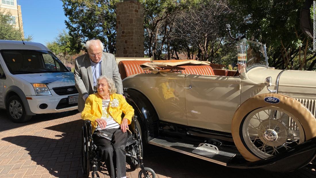 ジョンさんは最初のデートの時と同じように、１９２０年代のオープンカーでシャーロットさんを出迎えた/Longhorn Village Senior Living Community