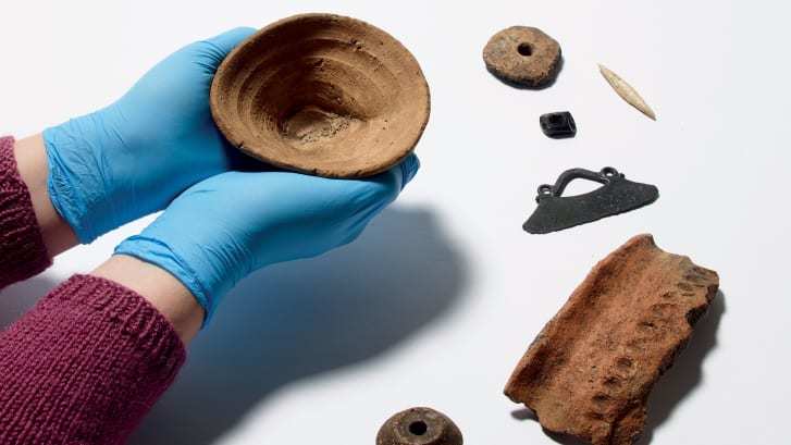 ワインを注いで飲んだとみられるカップが、クレタ島の遺跡から数千個見つかっている/Trustees of the British Museum