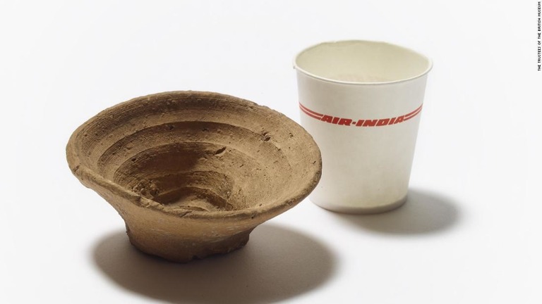 古代ギリシャの使い捨てカップが現代の紙コップと並べて展示される/The Trustees of the British Museum