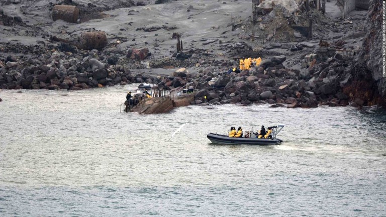 噴火で行方不明となった２人は海に流されたまま見つからない恐れがあるという/Handout/New Zealand Defence Force via Getty Images