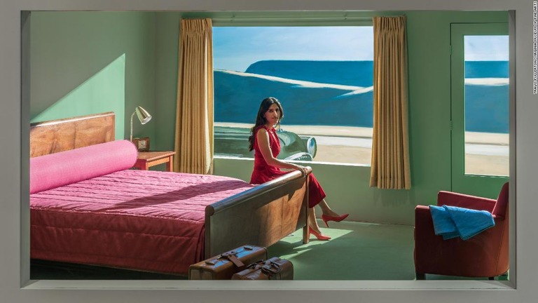 再現された客室のベッドに腰を下ろす女性。代表作のひとつ「ウェスタン・モーテル」を美術館内に再現した/Travis Fullerton/Virginia Museum of Fine Arts