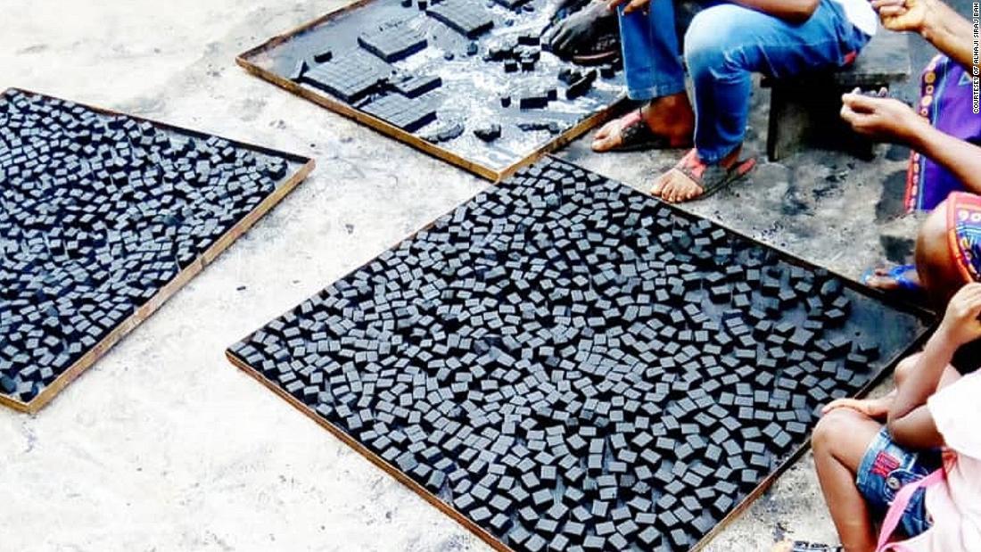 ココナツの殻やもみ殻などを利用して作られた燃料ブロック/Courtesy of Alhaji Siraj Bah